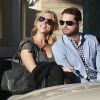 Jason Priestley, l'acteur de la célèbre série "90210", et sa femme Naomi Lowde discutent avec des amis à la sortie de chez Barneys New York à Beverly Hills. Le 12 février dernier
