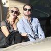 Jason Priestley, l'acteur de la célèbre série "90210", et sa femme Naomi Lowde discutent avec des amis à la sortie de chez Barneys New York à Beverly Hills. Le 12 février 2015