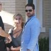 Jason Priestley, l'acteur de la célèbre série "90210", et sa femme Naomi Lowde discutent avec des amis à la sortie de chez Barneys New York à Beverly Hills. Le 12 février 2015