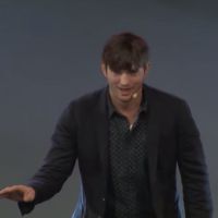 Ashton Kutcher : Mila Kunis, reine du sexe ? ''Oui, c'est incroyable !''