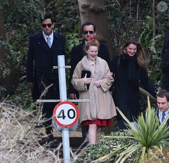Arrivée des invités au mariage de Benedict Cumberbatch et Sophie Hunter en l'église St. Peter and St. Paul à Mottistone sur l'île de Wight, le 14 février 2015.