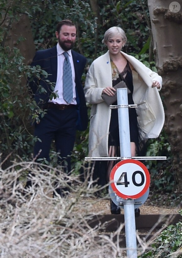 Arrivée des invités au mariage de Benedict Cumberbatch et Sophie Hunter en l'église St. Peter and St. Paul à Mottistone sur l'île de Wight, le 14 février 2015.