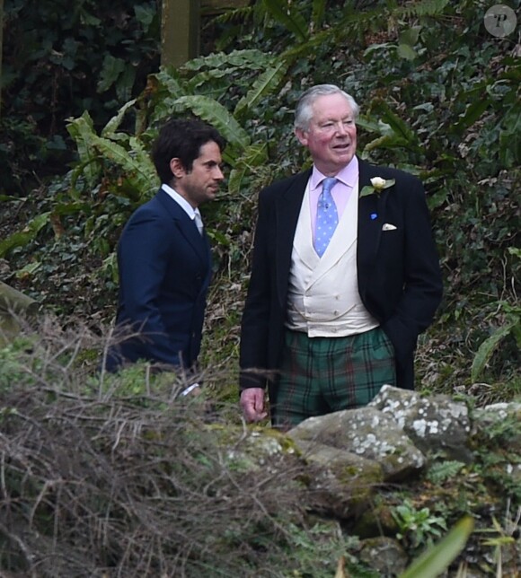 Arrivée des invités au mariage de Benedict Cumberbatch et Sophie Hunter en l'église St. Peter and St. Paul à Mottistone sur l'île de Wight, le 14 février 2015.