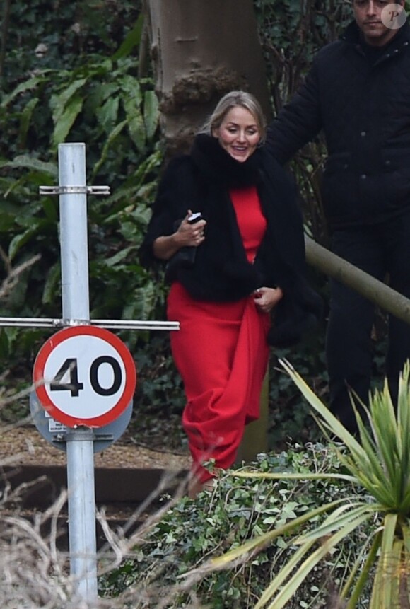Arrivée des invités au mariage de Benedict Cumberbatch et Sophie Hunter en l'église St. Peter and St. Paul à Mottistone sur l'île de Wight, le 14 février 2015.