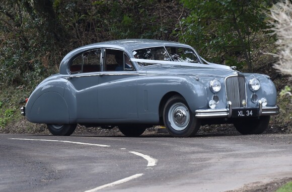 Arrivée des invités au mariage de Benedict Cumberbatch et Sophie Hunter en l'église St. Peter and St. Paul à Mottistone sur l'île de Wight, le 14 février 2015.