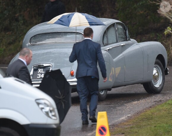Arrivée des invités au mariage de Benedict Cumberbatch et Sophie Hunter en l'église St. Peter and St. Paul à Mottistone sur l'île de Wight, le 14 février 2015.