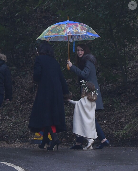 Arrivée des invités au mariage de Benedict Cumberbatch et Sophie Hunter en l'église St. Peter and St. Paul à Mottistone sur l'île de Wight, le 14 février 2015.