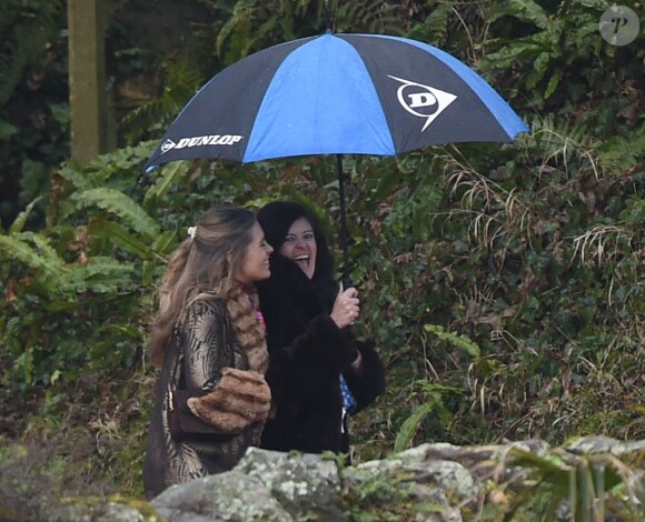 Arrivée des invités au mariage de Benedict Cumberbatch et Sophie Hunter en l'église St. Peter and St. Paul à Mottistone sur l'île de Wight, le 14 février 2015.