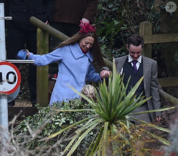 Arrivée des invités au mariage de Benedict Cumberbatch et Sophie Hunter en l'église St. Peter and St. Paul à Mottistone sur l'île de Wight, le 14 février 2015.