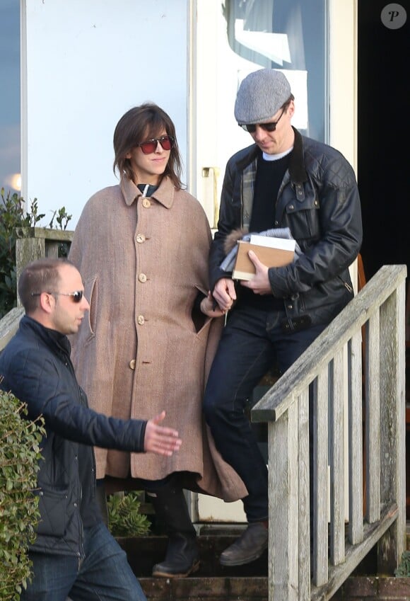 Benedict Cumberbatch et Sophie Hunter, au lendemain de leur mariage, sortant d'un pub sur l'île de Wight le 15 février 2015.