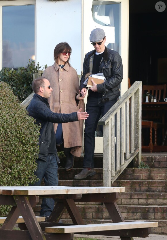 Benedict Cumberbatch et Sophie Hunter, au lendemain de leur mariage, sortant d'un pub sur l'île de Wight le 15 février 2015.