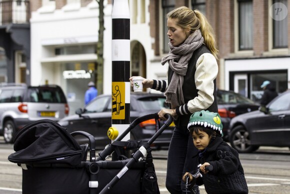 Doutzen Kroes et ses enfants à Amsterdam en décembre 2014