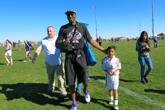 Kobe Bryant est venue encourager sa fille Natalia Diamante lors d'un match de foot à Lancaster du côté de Los Angeles, le 15 février 2015, en compagnie de son épouse Vanessa