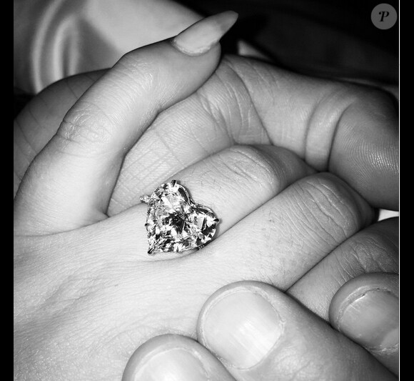 Lady Gaga a ajouté une photo sur son compte Instagram de sa bague de fiançailles, le 16 février 2015.
