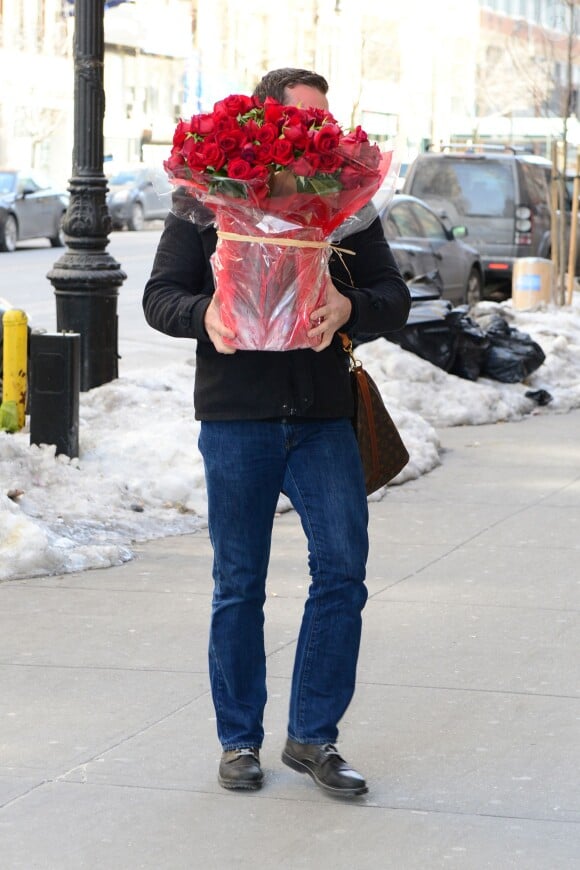 Lady Gaga quitte son hotel à New York le 16 février 2015. Lady Gaga annonce qu'elle s'est fiancée avec l'acteur Taylor Kinney le jour de la Saint-Valentin.