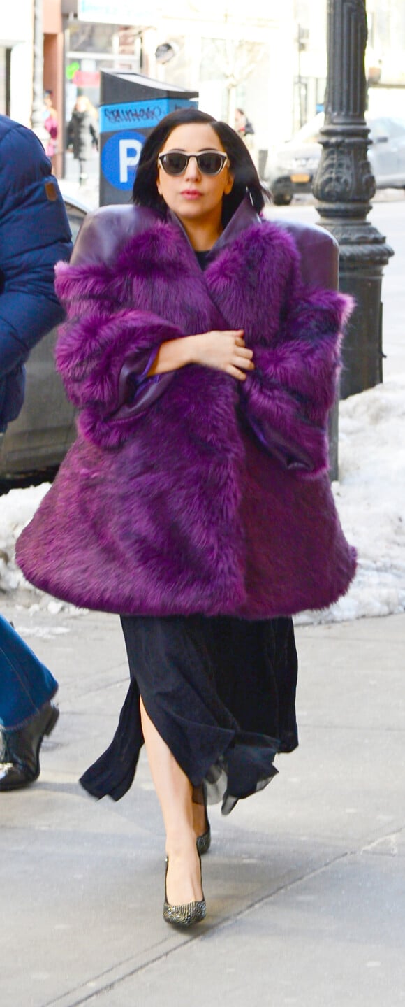 Lady Gaga quitte son hotel à New York le 16 février 2015.