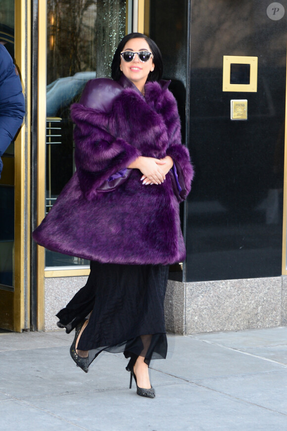 Après être sortie de chez elle, la chanteuse Lady Gaga s'est rendue dans un immeuble dans le quartier d'affaire de Midtown à New York, le 16 février 2015. 