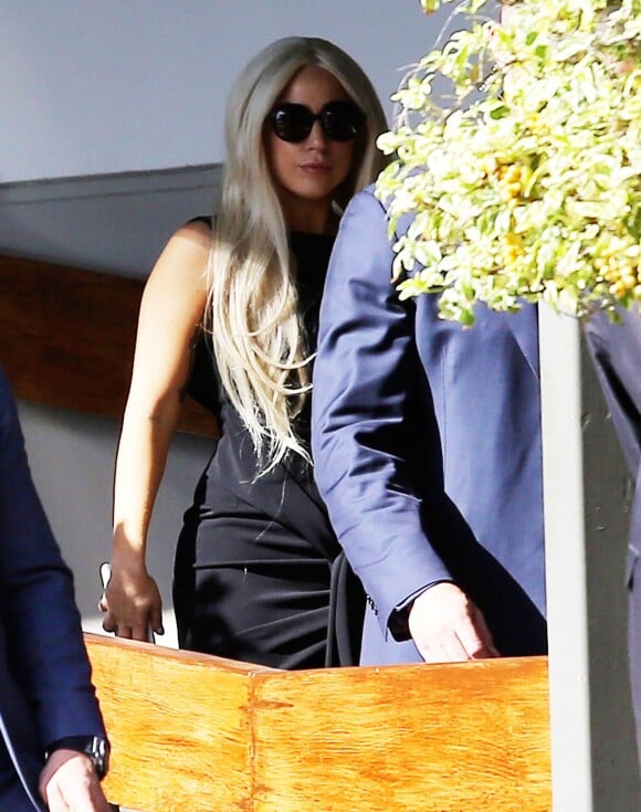 Exclusif - Lady Gaga dans les rues de Santa Monica avec ses gardes du corps, le 11 février 2015. 