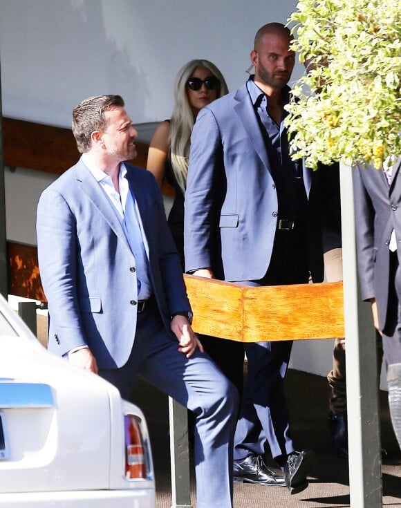 Exclusif - Lady Gaga dans les rues de Santa Monica avec ses gardes du corps, le 11 février 2015.