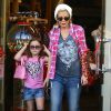 Tori Spelling fait du shopping chez Barnes & Noble et Urban Outfitters le jour de la Saint-Valentin avec sa fille Stella à Ventura, le 14 février 2015.  