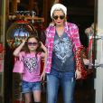  Tori Spelling fait du shopping chez Barnes &amp; Noble et Urban Outfitters le jour de la Saint-Valentin avec sa fille Stella &agrave; Ventura, le 14 f&eacute;vrier 2015.&nbsp;  