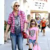 Tori Spelling fait du shopping chez Barnes & Noble et Urban Outfitters le jour de la Saint-Valentin avec sa fille Stella à Ventura, le 14 février 2015.