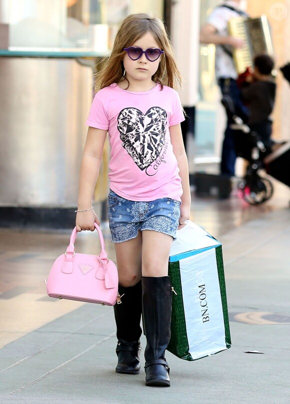 Tori Spelling fait du shopping chez Barnes & Noble et Urban Outfitters le jour de la Saint-Valentin avec sa fille Stella à Ventura, le 14 février dernier.