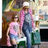 Tori Spelling fait du shopping chez Barnes & Noble et Urban Outfitters le jour de la Saint-Valentin avec sa fille Stella à Ventura, le 14 février 2015.  