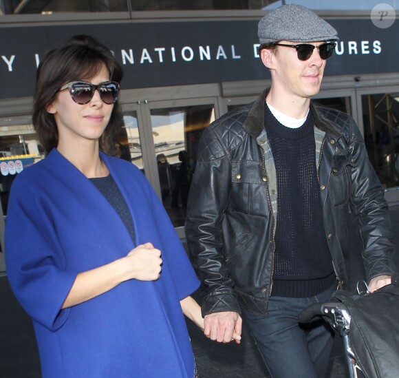 Benedict Cumberbatch et son épouse Sophie Hunter, enceinte, à peine mariés, arrivent main dans la main à l'aéroport de Los Angeles en provenance de Londres, le 16 février 2015.