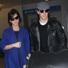 Benedict Cumberbatch et son épouse Sophie Hunter, enceinte, à peine mariés, arrivent main dans la main à l'aéroport de Los Angeles en provenance de Londres, le 16 février 2015.