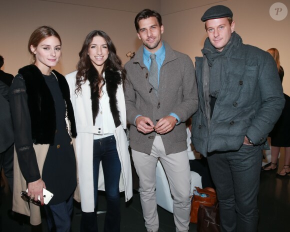 Olivia Palermo (à gauche) et Johannes Huebl (au milieu, en chemise bleue) lors de la présentation de la collection automne-hiver 2015-2016 de Rachel Zoe à la galerie Affirmation Arts. New York, le 17 février 2015.