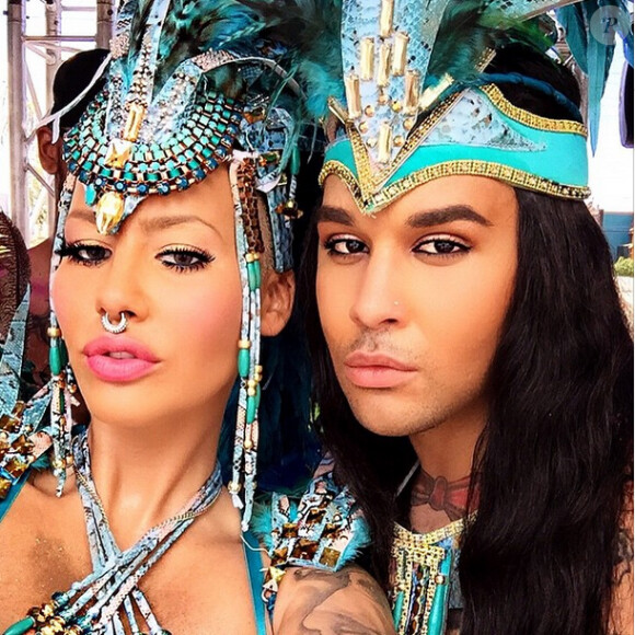 Amber Rose et son assistant Benji en tenue de carnaval à Trinidad-et-Tobago. Photo publiée le 17 février 2015.