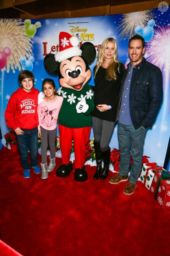 Mark-Paul Gosselaar avec sa femme Catriona McGinn et leurs enfants à la soirée "Disney on Ice Let's Celebrate!" à Los Angeles, le 11 décembre 2014
