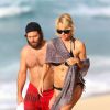 Exclusive - Pamela Anderson et Rick Salomon se baladent sur la plage de Hawaii le 26 décembre 2014