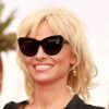 Pamela Anderson célèbre le mariage de Dan Mathews et Jack Ryan à Las Vegas. Elle pose avec les jeunes mariés et la chanteuse et guitariste américaine Chrissie Hynde du groupe "Pretenders" sous le panneau publicitaire "Welcome to Fabulous Las Vegas". Le 27 novembre 2014 