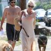 Pamela Anderson et son ex mari Rick Salomon quittent la plage de Malibu le 5 juillet 2013 avec leurs deux chiens dont le rottweiller de Rick et le labrador de Pamela.