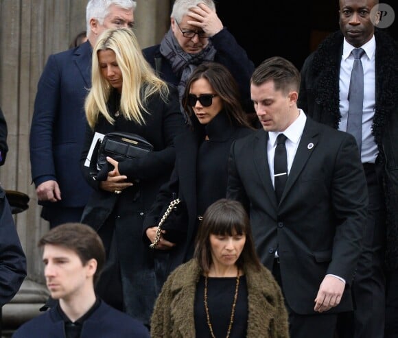 Victoria Beckham quitte la cathédrale Saint-Paul à l'issue de la messe commémorative en l'honneur de Louise Wilson. Londres, le 20 février 2015.