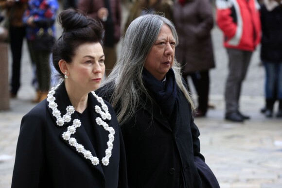 Le créateur John Rocha et sa femme Odette arrivent à la cathédrale Saint-Paul pour la messe commérative en l'honneur du professeur Louise Wilson. Londres, le 20 février 2015.