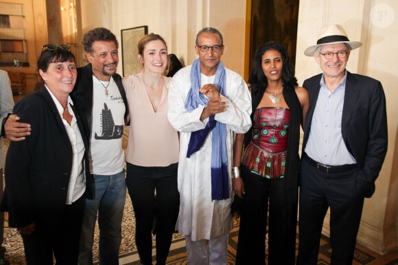 Abel Jafri, Julie Gayet, Abderrahmane Sissako, Toulou Kiki - Cérémonie au cours de laquelle le réalisateur mauritanien Abderrahmane Sissako reçoit la médaille Grand Vermeil de la Ville de Paris à l'hôtel de ville, le 3 juillet 2014.