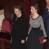 La reine Letizia d'Espagne, en déplacement le 19 février 2015 à La Corogne avec le roi Felipe VI pour la remise des médailles d'or de l'Eixo Atlantico Do Noroeste Peninsular en présence du couple présidentiel portugais, a fait sensation avec son look rétro et sophistiqué...