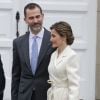 Le roi Felipe VI et la reine Letizia d'Espagne étaient associés au président portugais Anibal Cavaco Silva et sa femme Maria Cavaco Silva à La Corogne le 19 février 2015 pour la remise des médailles d'or de l'Eixo Atlantico Do Noroeste Peninsular.