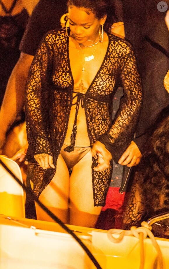 Exclusif - La chanteuse Rihanna se rend à une soirée sur un yacht à Saint-Barthélémy, le 29 décembre 2014.