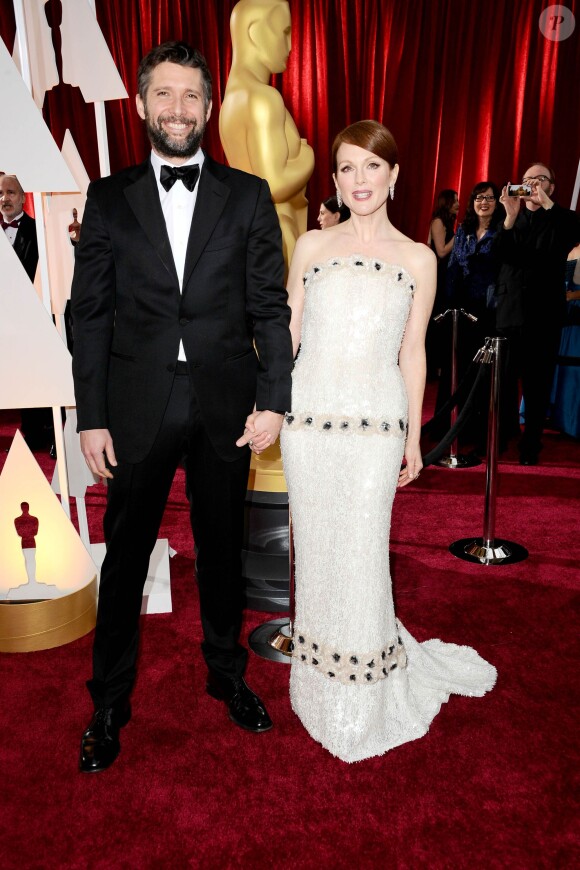 Bart Freundlich et sa femme Julianne Moore lors de la 87e cérémonie des Oscars à Hollywood, le 22 février 2015.