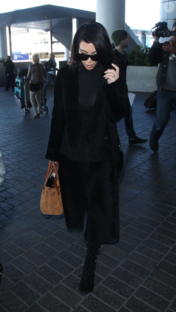 Kim Kardashian arrive à l'aéroport de LAX à Los Angeles, le 24 février 2015  Kim Kardashian is spotted at LAX airport, 24 February 201524/02/2015 - Los Angeles