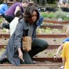Michelle Obama plante dans le potager de la Maison Blanche, le 2 avril 2014.