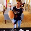La bombe Vanessa Lawrens dévoile son faux ventre de femme enceinte. Elle a fait croire qu'elle était enceinte afin d'intégrer le casting de la Maison du bluff sur NRJ12.
