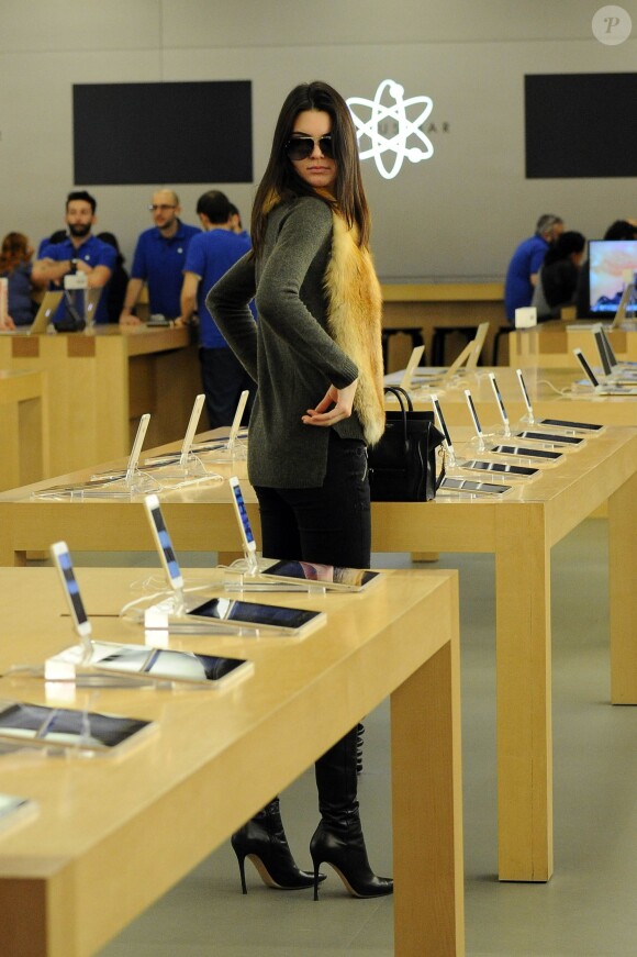 Kendall Jenner fait du shopping dans un Apple Store à Milan, le 25 février 2015.