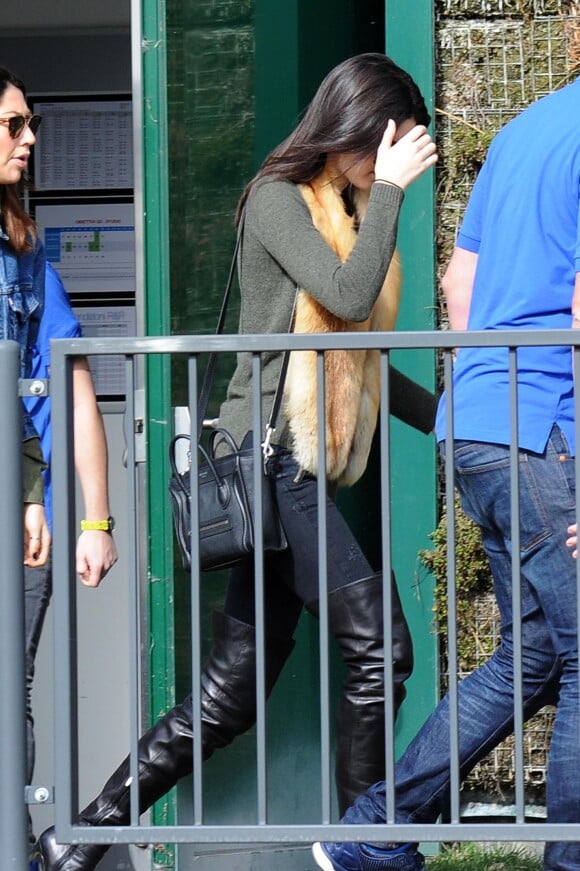Kendall Jenner quitte un Apple Store à Milan, le 25 février 2015.