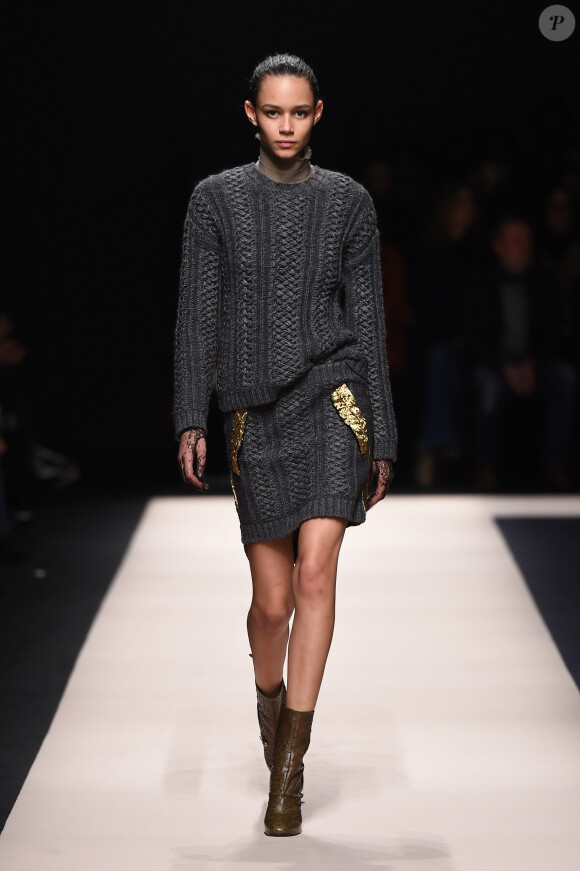 Binx Walton défile pour N°21 (collection automne-hiver 2015-2016) lors de la Fashion Week de Milan. Le 25 février 2015.