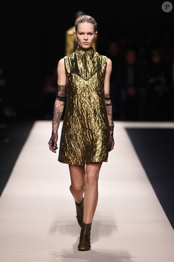Anna Ewers défile pour N°21 (collection automne-hiver 2015-2016) lors de la Fashion Week de Milan. Le 25 février 2015.